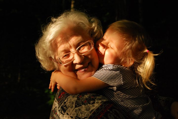 Как наличие внуков влияет на продолжительность жизни бабушек и дедушек