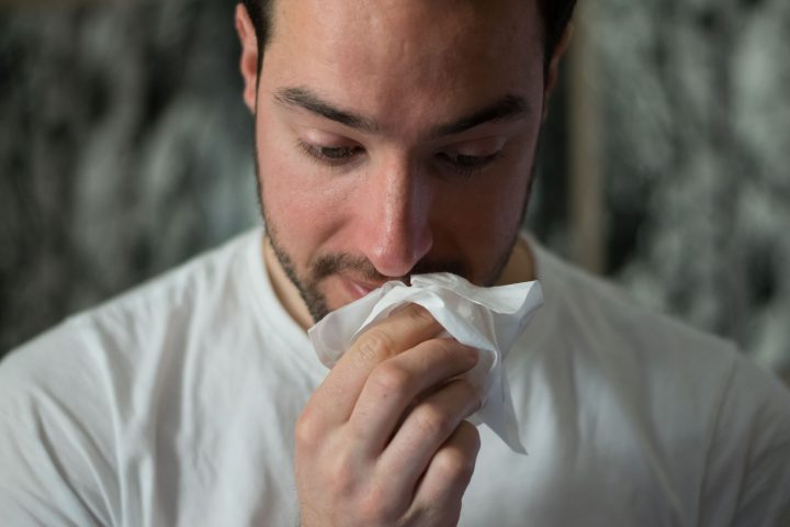 Шерстяные носки и мед с вареньем: какие средства не помогают при лечении простуды
