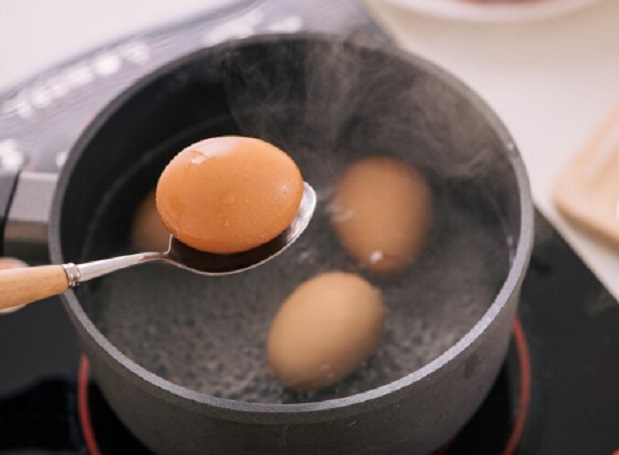 Как правильно варить яйца, чтобы они легко чистились: главные лайфхаки
