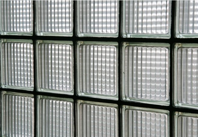 «Советская казёнщина»: зачем в СССР на самом деле строили стены из стеклоблоков