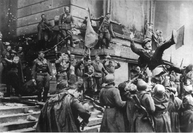 Что делали советские войска в Рейхстаге после того, как его захватили