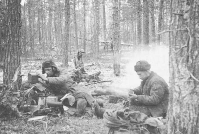 Как советские партизаны заряжали рации от костра