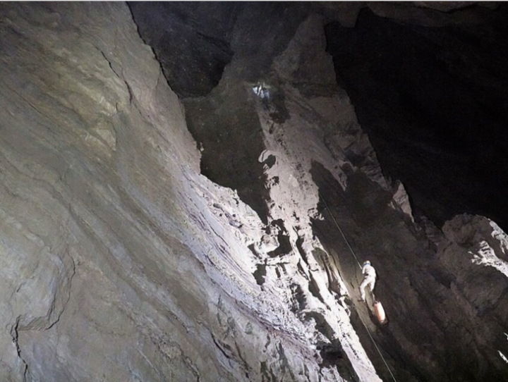 Пещера Веревкина: где находится самая глубокая «дыра» в мире, названная в честь погибшего спелеолога