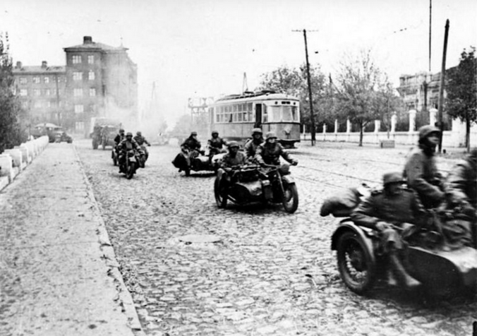 Немецкие мотоциклисты на станции метро «Сокол»: куда добрались немцы в 1941 году