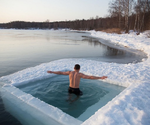 Нужно ли в Крещение окунаться в прорубь: что говорит Церковь