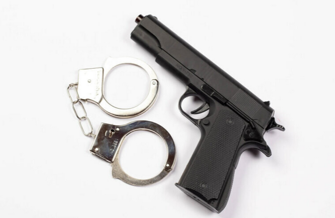 Что будет с человеком, если отстрелить пулей цепочку наручников