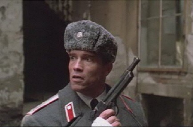 «Пистолет Подбырина»: с каким оружием ходил Шварцнеггер в «Красной жаре»