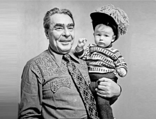 Марлевая повязка: почему племянница Леонида Брежнева долго ее носила