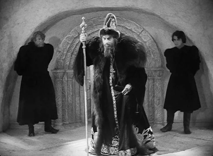 В какие города Иван Грозный хотел перенести столицу России