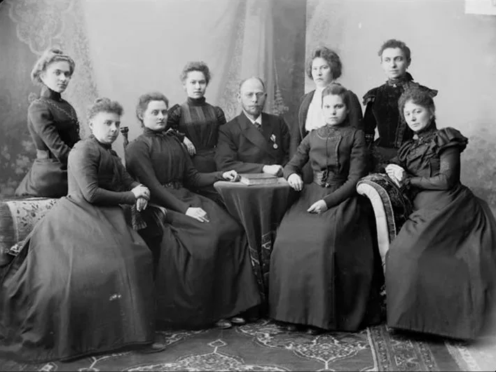 «Милая старушка»: почему русские классики так писали про 35-летних женщин