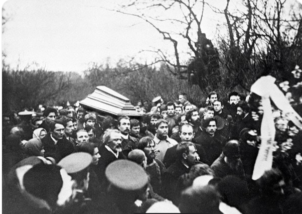 Могила Льва Толстого: почему она выглядит необычно
