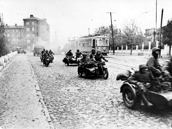 Немецкие мотоциклисты на станции метро «Сокол»: куда добрались немцы в 1941 году