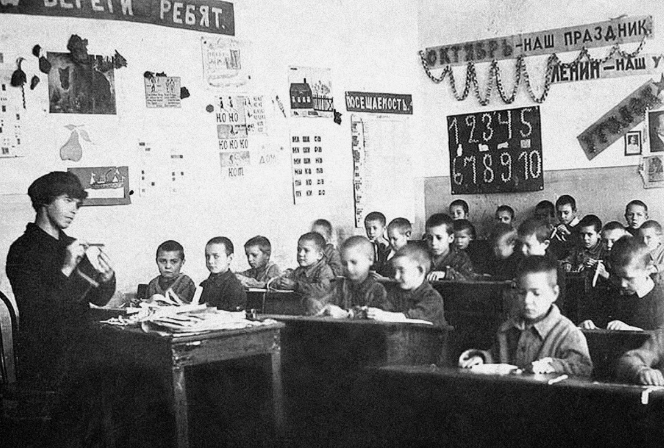 Половое воспитание по-сталински: почему раздельное обучение в шкалах отменили после смерти вождя