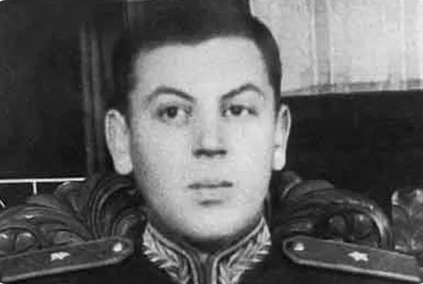 Почему в 2002 году младшего сына Сталина тайно перезахоронили в Москве